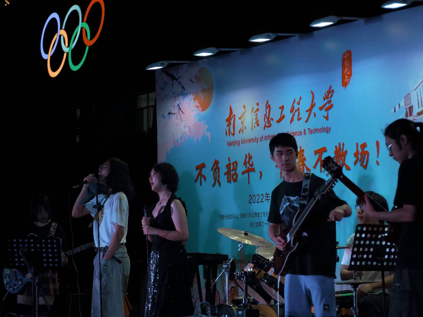 小怪兽 Performance
